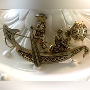 Vintage Gold Tone Metal Gondola Boat With Gondolier And Couple Brooch Pin
